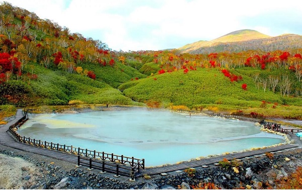 Suối nước nóng Noboribetsu Onsen - một trong những đáp án cho câu hỏi “Hokkaido có gì nổi tiếng?