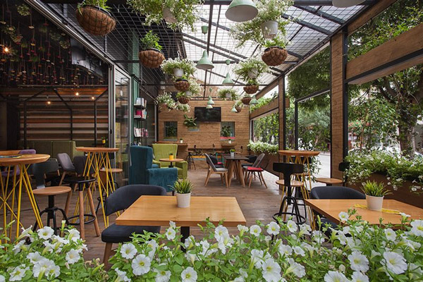 Quán cafe sở hữu diện tích rộng rãi