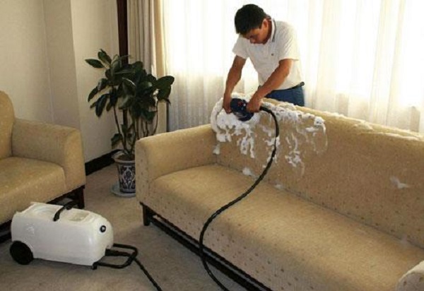 Sử dụng quá nhiều nước khi vệ sinh sofa vải