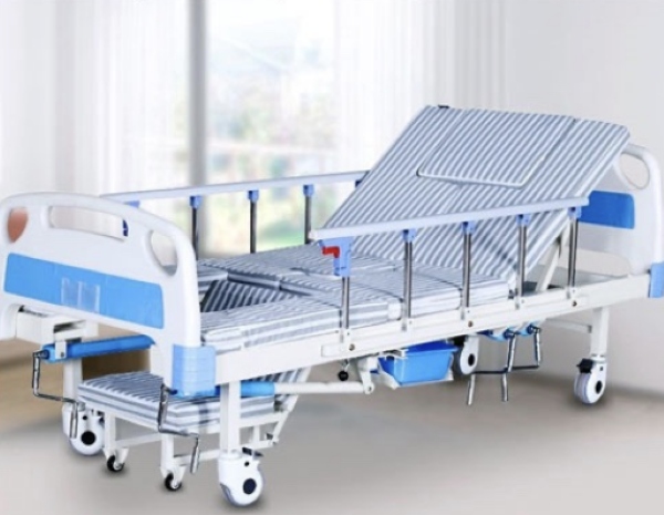 Giường y tế cơ học thông dụng thường sẽ có 2–3 tay quay