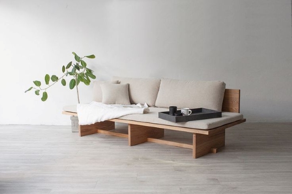 Bộ ghế sofa cafe hiện đại nổi bật với gam màu trắng – gỗ sáng