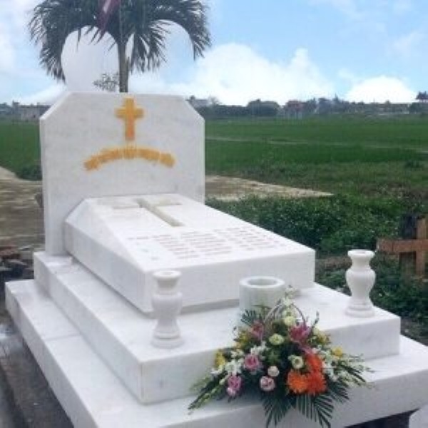 Mộ công giáo làm bằng loại đá trắng