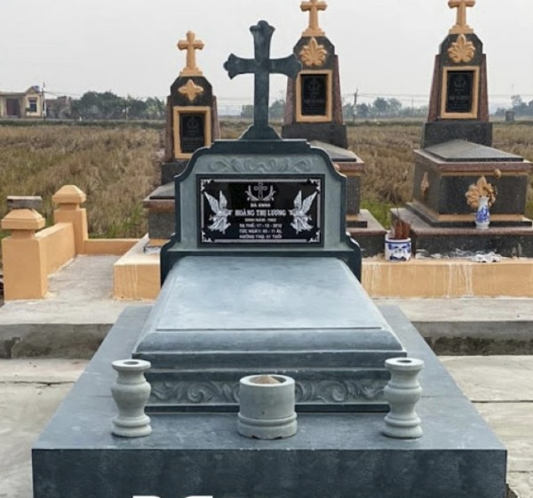 Mộ công giáo làm bằng loại đá xanh rêu