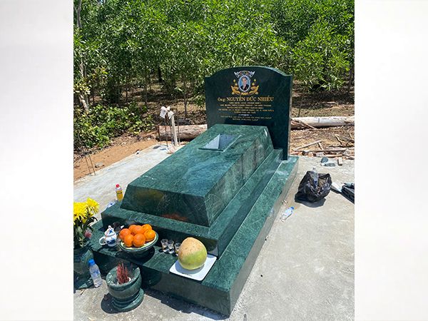 Mẫu mộ đá hoa cương xanh rêu đơn giản