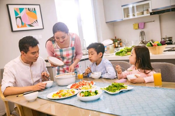 Chế độ dinh dưỡng cân bằng cho gia đình là vấn đề quan trọng cần mà nhiều người nội trợ cần quan tâm.