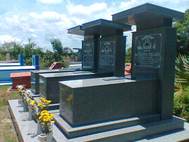 Lăng mộ đá rêu xanh