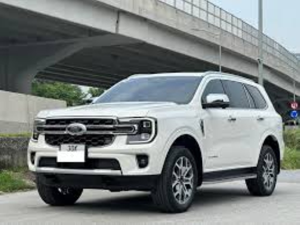 Mẫu Ford Everest là dòng xe 7 chổ được nhiều người tin cậy.