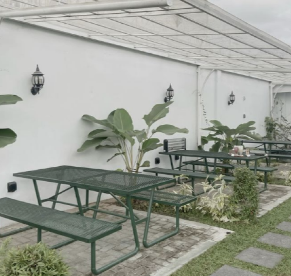 Bàn ghế composite giúp không gian trở nên nhẹ nhàng hơn.
