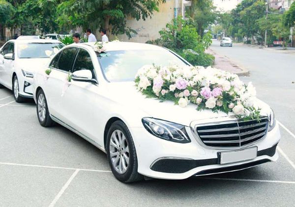 Xe cưới 4 chổ phù hợp với các đám cưới nhỏ.