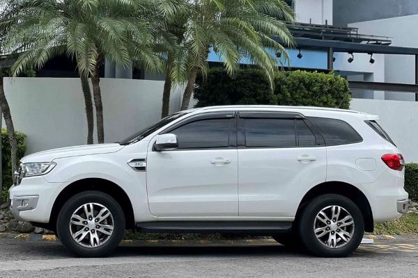 Dịch vụ thuê xe cưới hỏi trọn gói cho phép trang trí xe theo yêu cầu.
