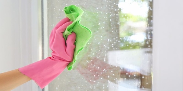 Vệ sinh decal dán kính