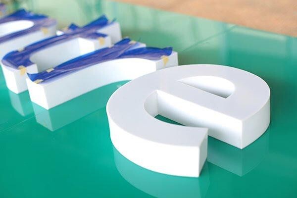 Chữ mica uốn nổi cho bảng hiệu cửa hàng