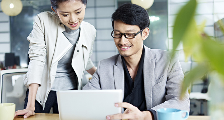 Nhân viên văn phòng sử dụng Office 365 để cộng tác trực tuyến
