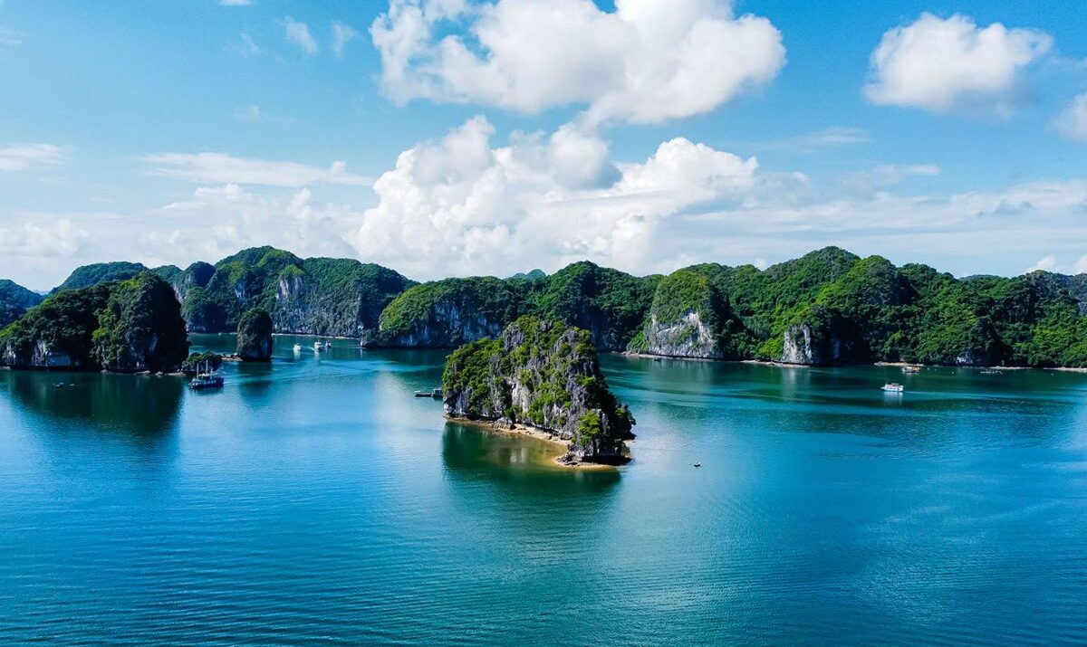 Du lịch nghỉ dưỡng tại vịnh Lan Hạ 