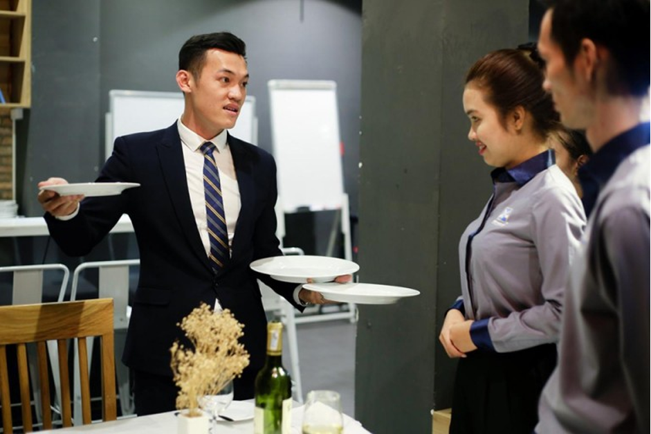 Sinh viên thực hành nghiệp vụ trong quá trình học ngành quản trị khách sạn