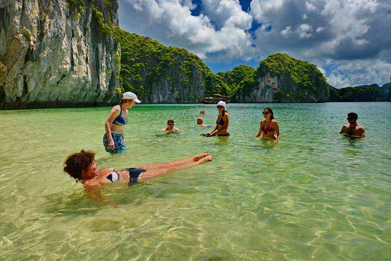 Hoạt động tắm biển tại vịnh Lan Hạ 
