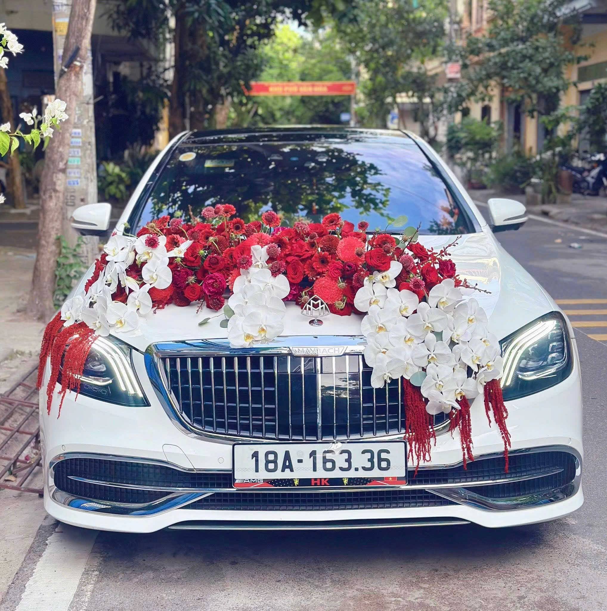 Xe hoa mercedes trong gói thuê xe cưới mercedes và xe 35 chỗ