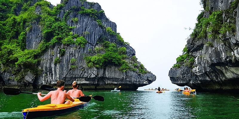 Chèo kayak qua các đảo đá