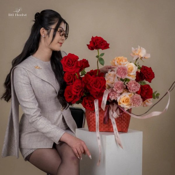 Giỏ hoa hồng kết hợp phụ kiện trang trí