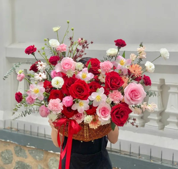 Giỏ hoa hồng kết hợp hoa phụ